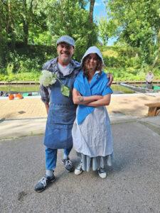 Les hortillons homme et femme sont des maraîchers des hortillonnages, habillé en costume traditionnel