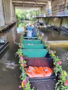 Les hortillons en costume traditionnel dans une barque des Hortillonnages