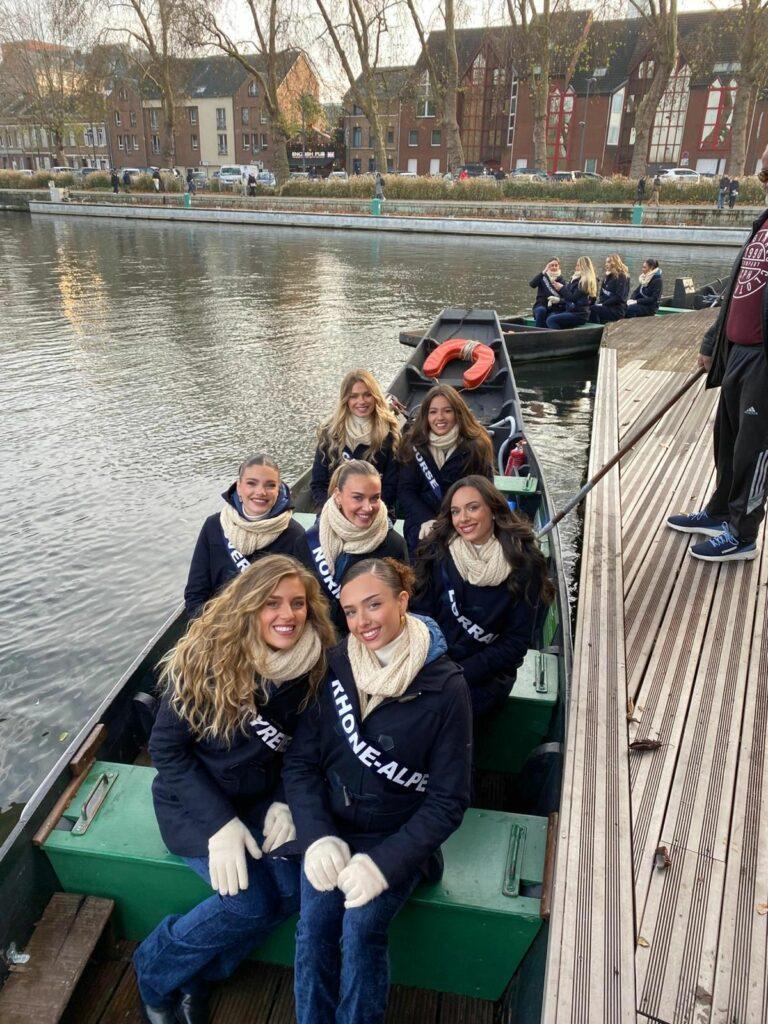 Les miss France sur une barque